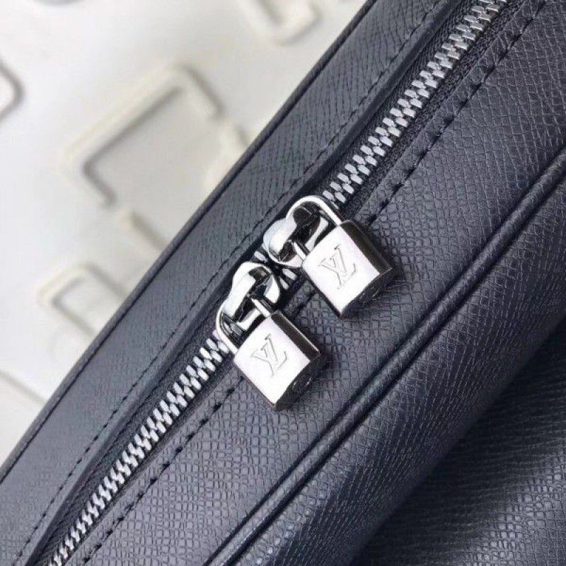Messenger PM Bag Taiga Leather M31003